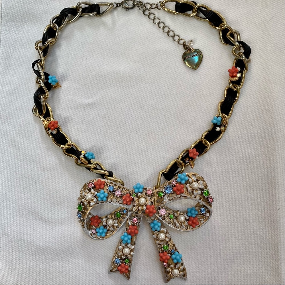 BETSEY JOHNSON - Farmhouse White & Gold Bow With Flowers and Crystals